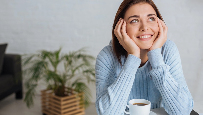 El estudio del sistema nervioso y del comportamiento de las personas evoluciona continuamente. Por ello, no es de extrañar que surjan nuevas perspectivas o modelos dentro de la psicología que se van adaptando a la evolución de los tiempos. En este artículo nos adentramos en el concepto de psicología positiva y en cómo es posible incentivarla para lograr un mayor bienestar emocional.