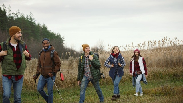 Grupo de turistas en un sendero de ecoturismo con guía local en un bosque tropical.