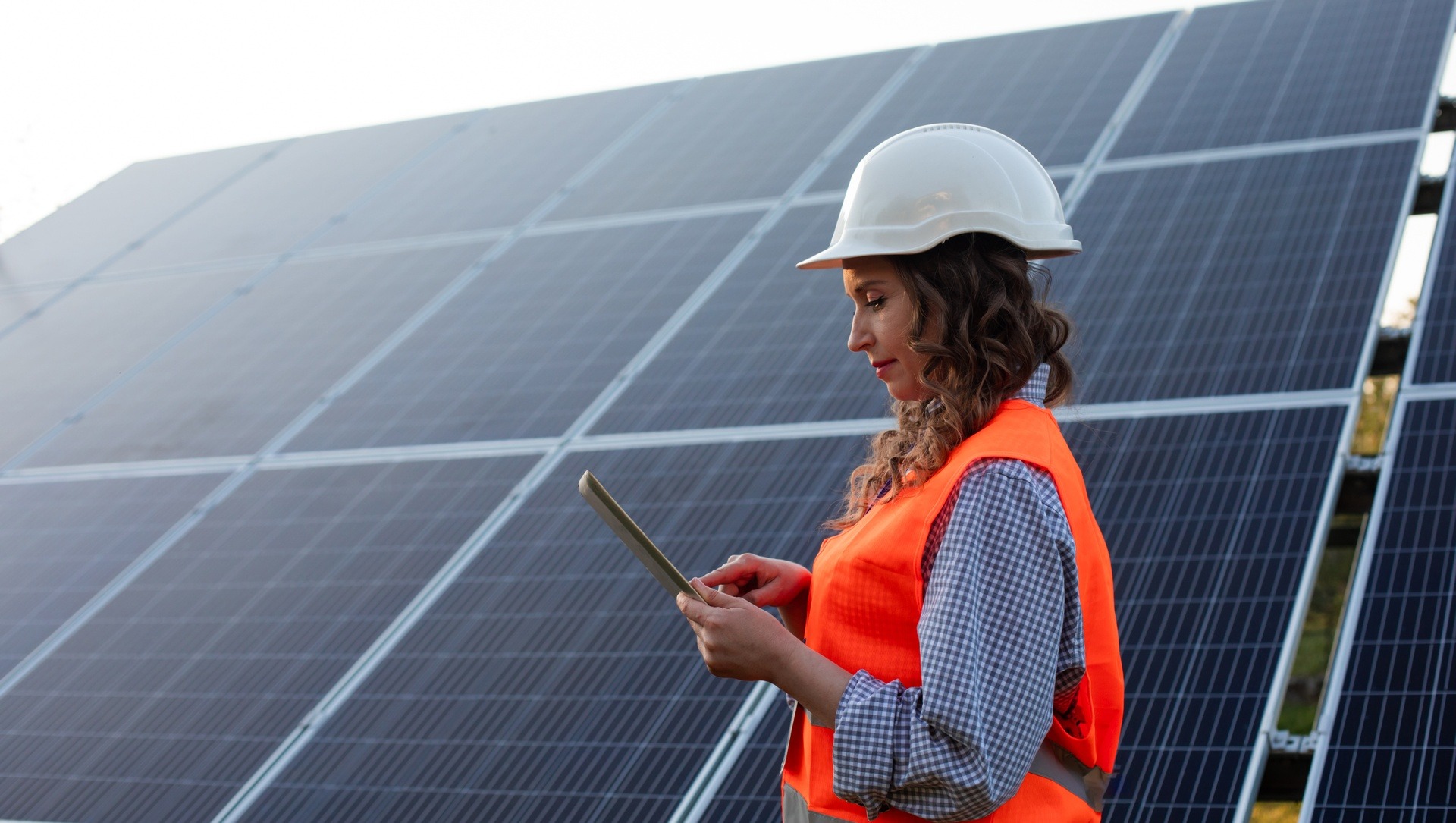 mantenimientopredictivo-nov24 El mantenimiento predictivo está revolucionando la industria al ofrecer soluciones eficientes para anticipar fallos en los equipos y mejorar la productividad. Con el apoyo del internet de las cosas (IoT), las empresas pueden recopilar y analizar datos en tiempo real, optimizando procesos y reduciendo costos. Esta metodología, además de ser clave para la eficiencia operativa, está transformando los modelos tradicionales de mantenimiento industrial hacia enfoques más sostenibles y precisos.