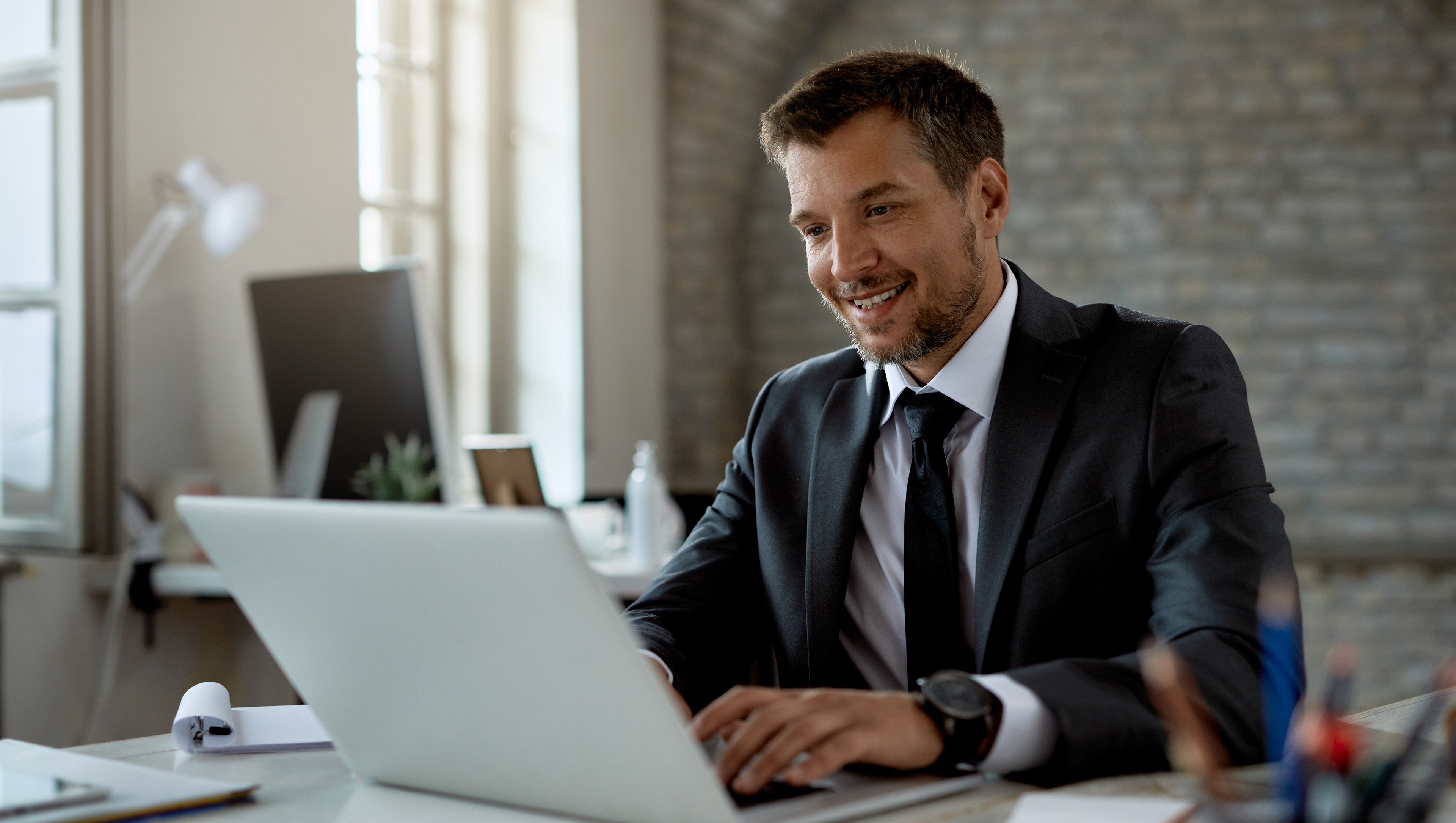 Un business angel es una persona física que invierte parte de su patrimonio en startups o proyectos empresariales en etapas tempranas, generalmente a cambio de una participación accionarial. También conocidos como angels inversors o inversores ángeles, suelen ser profesionales con una trayectoria consolidada en el mundo empresarial, que deciden poner sus recursos financieros, su experiencia y su red de contactos al servicio de emprendedores prometedores.