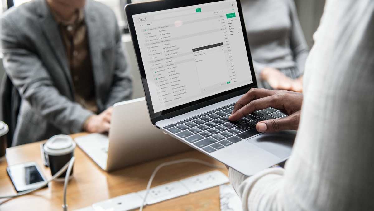 hombre-revisando-su-correo-electronico-en-una-computadora-portatil