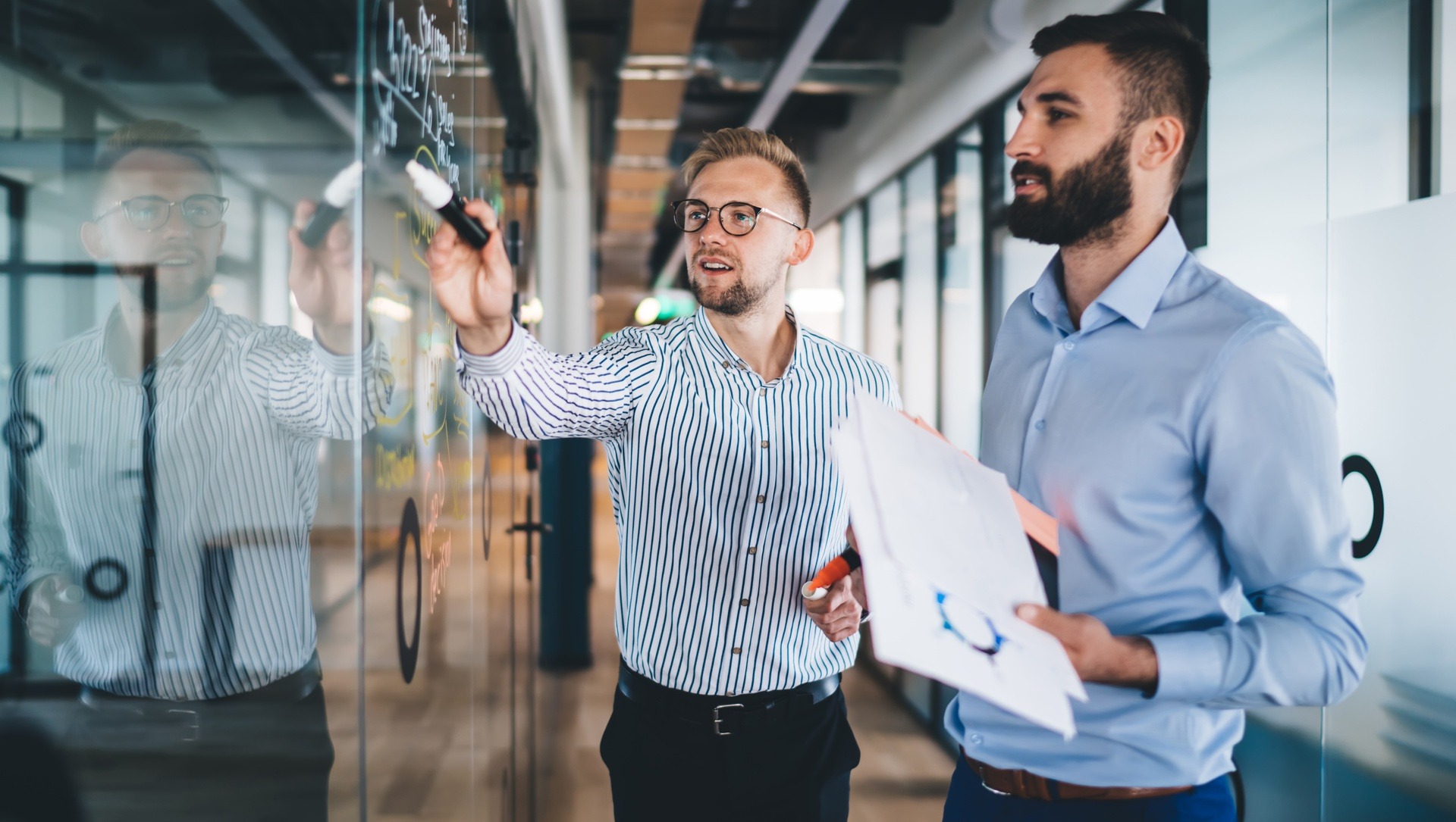 En un mundo donde la competitividad industrial está en constante evolución, el Lean Manufacturing se posiciona como un enfoque esencial para mejorar la productividad, reducir el desperdicio y maximizar el valor de los procesos. Este sistema, ampliamente adoptado en la organización industrial, permite a las empresas mantenerse a la vanguardia en mercados desafiantes.