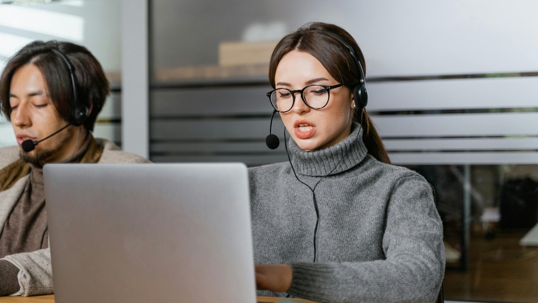 El término CRM proviene del inglés Customer Relationship Management y hace referencia a un sistema o conjunto de prácticas, estrategias y tecnologías que las empresas utilizan para gestionar e interpretar las interacciones con sus clientes. Surgió en la década de los noventa como una evolución de las bases de datos de clientes, integrando funciones comerciales, de atención al cliente y marketing para centralizar toda la información relevante en un solo lugar.