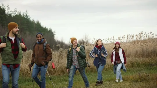 Grupo de turistas en un sendero de ecoturismo con guía local en un bosque tropical.