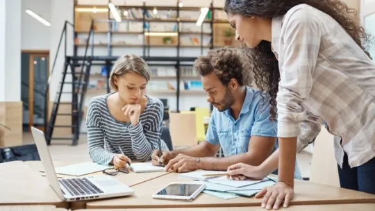 El término growth hacking fue acuñado en 2010 por Sean Ellis, fundador de GrowthHackers, y hace referencia a un conjunto de estrategias enfocadas en el crecimiento acelerado de una empresa.