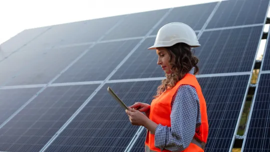 El mantenimiento predictivo está revolucionando la industria al ofrecer soluciones eficientes para anticipar fallos en los equipos y mejorar la productividad. Con el apoyo del internet de las cosas (IoT), las empresas pueden recopilar y analizar datos en tiempo real, optimizando procesos y reduciendo costos. Esta metodología, además de ser clave para la eficiencia operativa, está transformando los modelos tradicionales de mantenimiento industrial hacia enfoques más sostenibles y precisos.