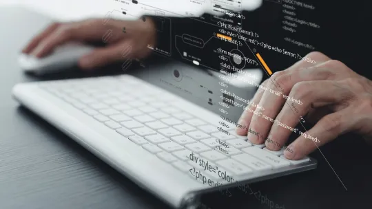 Python destaca como uno de los lenguajes más usados en el mundo de la programación, especialmente en disciplinas como la ciencia de datos, la inteligencia artificial y la automatización.