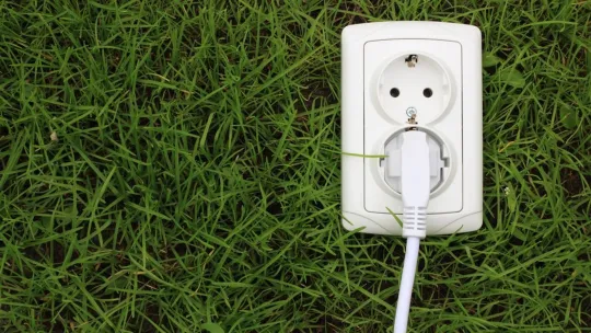 ¿Cuál es la diferencia entonces entre energía sostenible y renovable?