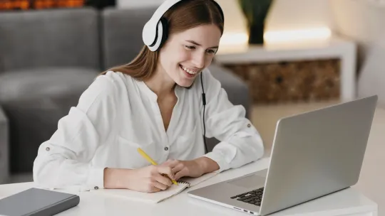 imgi_65_maestra-hablando-con-sus-alumnos-en-linea