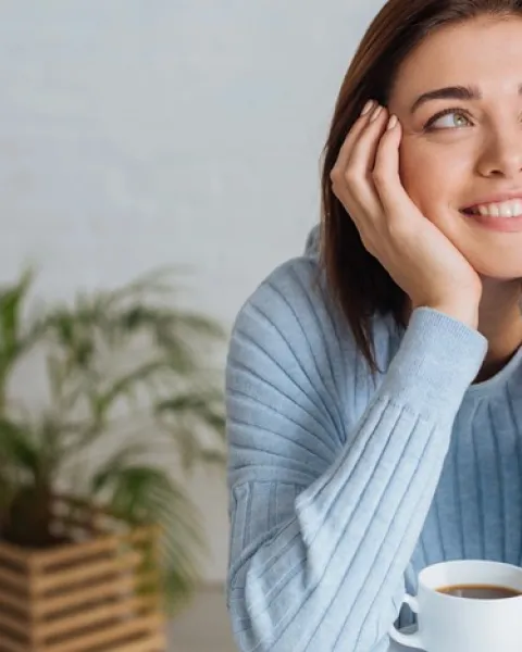 El estudio del sistema nervioso y del comportamiento de las personas evoluciona continuamente. Por ello, no es de extrañar que surjan nuevas perspectivas o modelos dentro de la psicología que se van adaptando a la evolución de los tiempos. En este artículo nos adentramos en el concepto de psicología positiva y en cómo es posible incentivarla para lograr un mayor bienestar emocional.