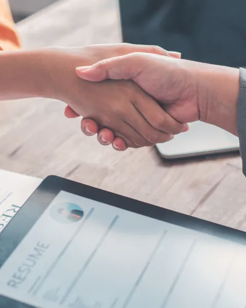 Una joint venture es un acuerdo de colaboración entre dos o más empresas que deciden unir sus recursos y capacidades para llevar a cabo un proyecto específico, sin que ninguna pierda su identidad corporativa.