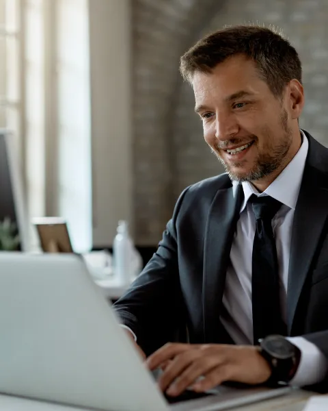 Un business angel es una persona física que invierte parte de su patrimonio en startups o proyectos empresariales en etapas tempranas, generalmente a cambio de una participación accionarial. También conocidos como angels inversors o inversores ángeles, suelen ser profesionales con una trayectoria consolidada en el mundo empresarial, que deciden poner sus recursos financieros, su experiencia y su red de contactos al servicio de emprendedores prometedores.