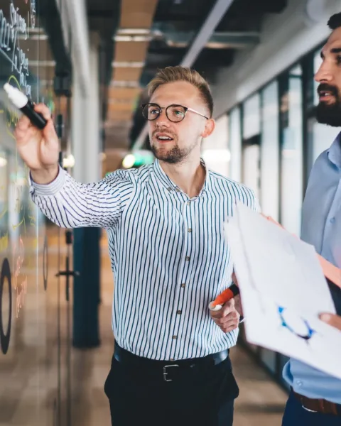 En un mundo donde la competitividad industrial está en constante evolución, el Lean Manufacturing se posiciona como un enfoque esencial para mejorar la productividad, reducir el desperdicio y maximizar el valor de los procesos. Este sistema, ampliamente adoptado en la organización industrial, permite a las empresas mantenerse a la vanguardia en mercados desafiantes.