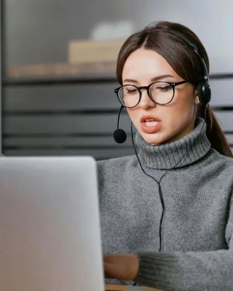 El término CRM proviene del inglés Customer Relationship Management y hace referencia a un sistema o conjunto de prácticas, estrategias y tecnologías que las empresas utilizan para gestionar e interpretar las interacciones con sus clientes. Surgió en la década de los noventa como una evolución de las bases de datos de clientes, integrando funciones comerciales, de atención al cliente y marketing para centralizar toda la información relevante en un solo lugar.