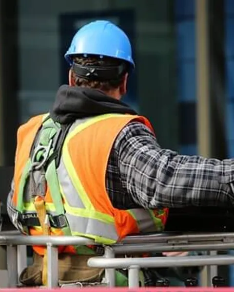 ¿Cuáles son las fases de un proyecto industrial?