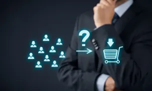 Profesional frente a iconos de consumidores, una interrogación y un carrito de compra