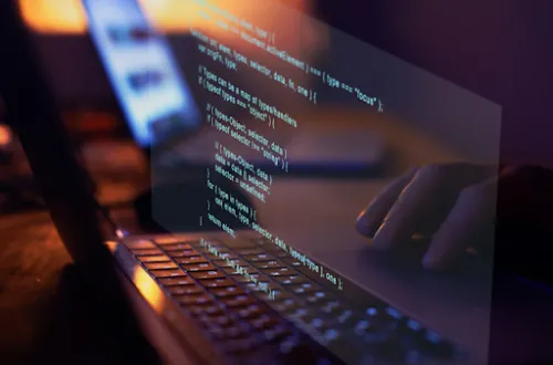 Código de programación sobre la pantalla de un ordenador portátil