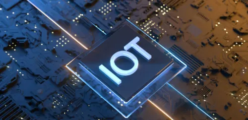 Placa electrónica con las siglas IoT sobre un circuito
