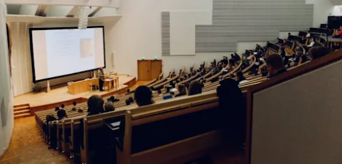 Estudiantes asistiendo a una clase en un aula universitaria