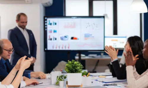 Equipo profesional durante una presentación de gráficos y resultados empresariales