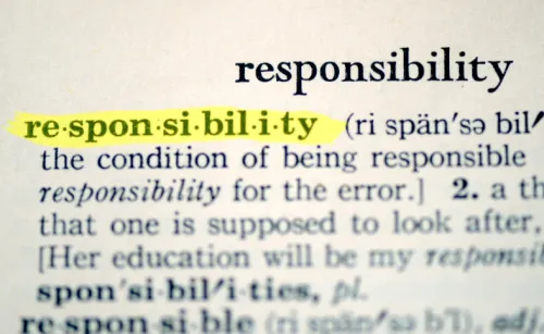 Definición de la palabra responsabilidad resaltada en un diccionario.
