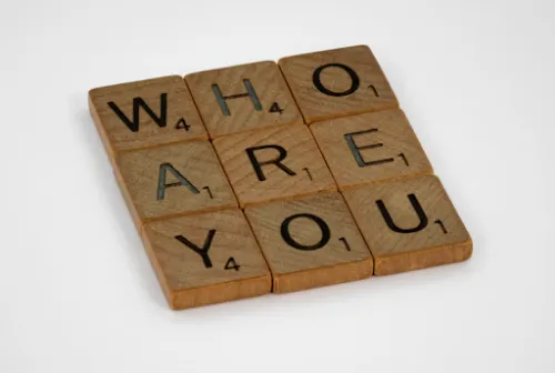 Piezas de madera con la pregunta Who are you