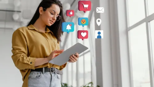 Un social media strategist es el profesional encargado de planificar, implementar y supervisar las estrategias de comunicación de una marca en redes sociales. Su objetivo principal es potenciar la visibilidad, el posicionamiento y la interacción con la audiencia a través de acciones alineadas con la identidad y metas de la empresa.