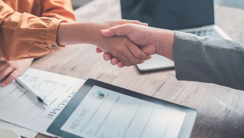 Una joint venture es un acuerdo de colaboración entre dos o más empresas que deciden unir sus recursos y capacidades para llevar a cabo un proyecto específico, sin que ninguna pierda su identidad corporativa.