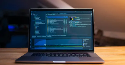 Ordenador encendido con código de programación